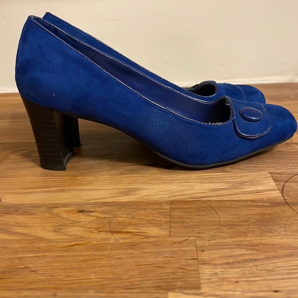 Croft and Barrow Blue Faux Suede Pumps 3” Heels. Women’s size 6. - Picture 2 of 8